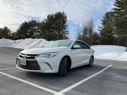 Used 2016 Toyota Camry SE image 1