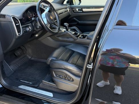Used 2023 Porsche Cayenne Platinum Edition image 5
