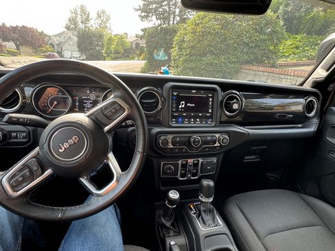 Used 2019 Jeep Wrangler Unlimited Sahara w/ Uconnect 4C Nav & Sound Group image 8