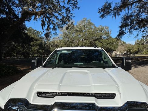 Used 2024 GMC Sierra 3500 Pro w/ Convenience Package image 4