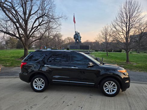 Used 2014 Ford Explorer XLT w/ Equipment Group 201A image 2
