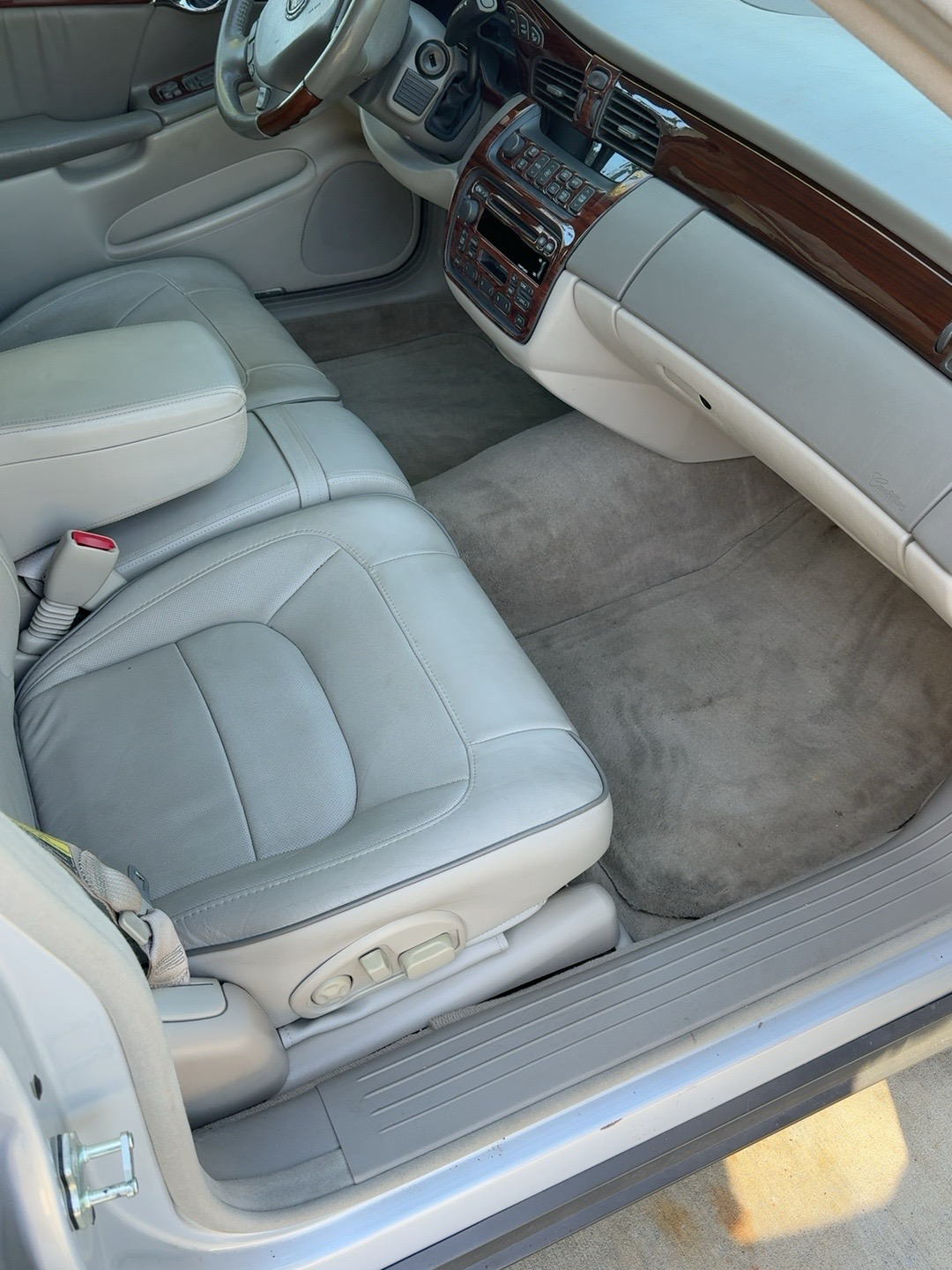 Used 2005 Cadillac De Ville w/ Limited Edition Package FWD image 21
