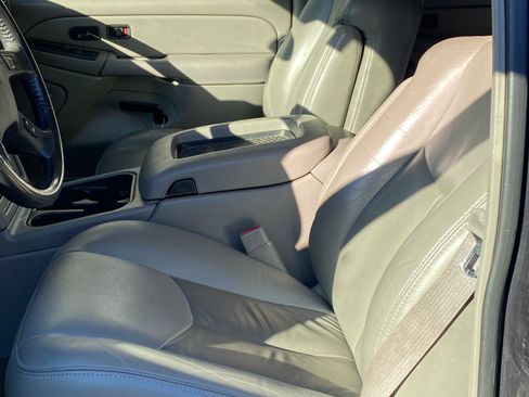 Used 2005 GMC Yukon XL SLT w/ SLT Preferred Equipment Group image 12