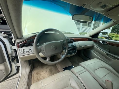 Used 2005 Cadillac De Ville Sedan w/ Equipment Group image 8