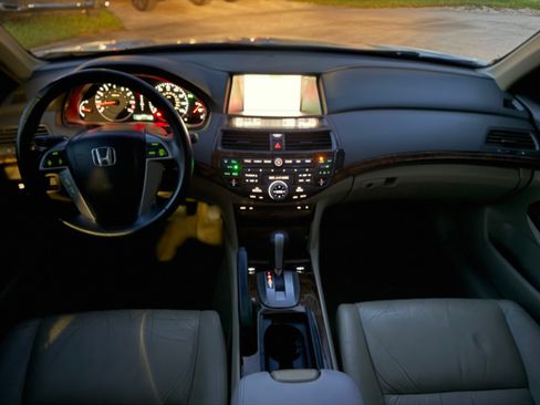 Used 2010 Honda Accord EX-L image 5