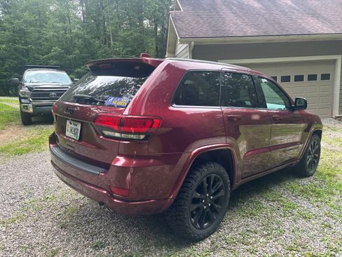 Used 2019 Jeep Grand Cherokee Altitude AWD/4WD image 4