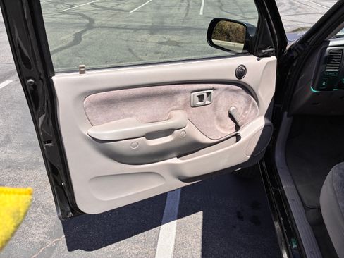 Used 2004 Toyota Tacoma PreRunner RWD image 9