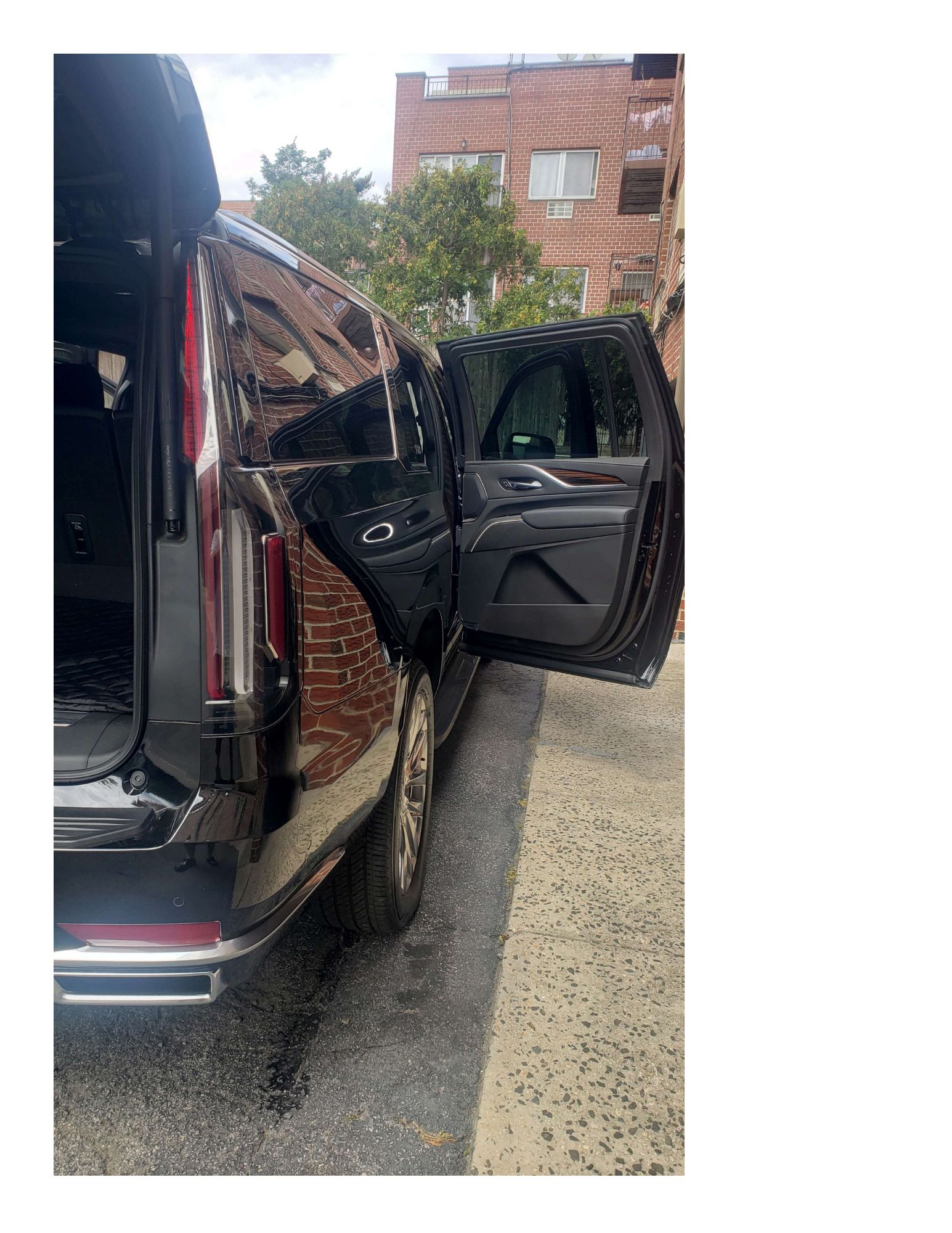 Used 2023 Cadillac Escalade ESV Premium Luxury AWD/4WD image 12