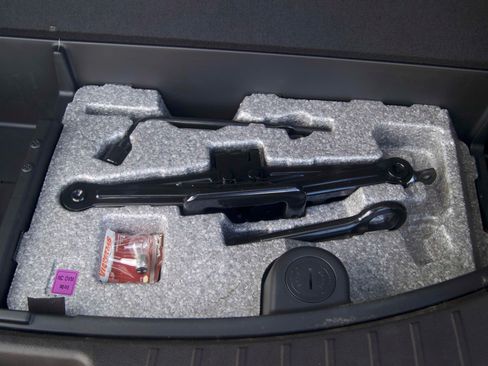 Used 2013 Hyundai Santa Fe Limited w/ Technology Pkg image 11