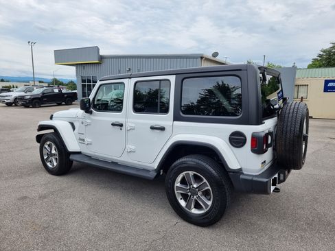 Used 2022 Jeep Wrangler Unlimited Sahara AWD/4WD image 6