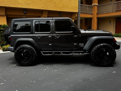 Used 2018 Jeep Wrangler Unlimited Sport S AWD/4WD image 5
