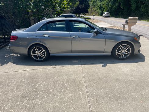 Used 2015 Mercedes-Benz E 350 4MATIC Sedan image 2