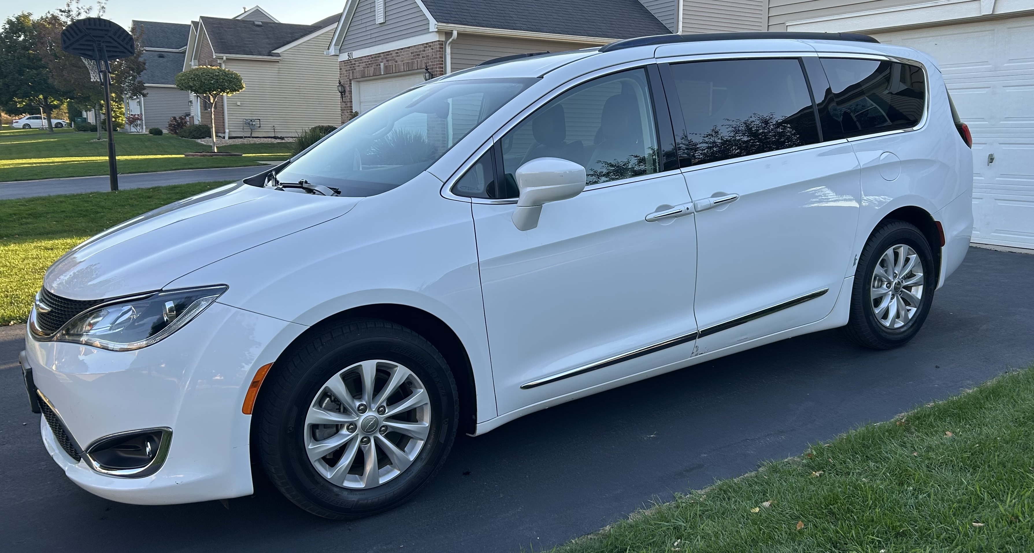 Used 2017 Chrysler Pacifica Touring-L FWD image 4