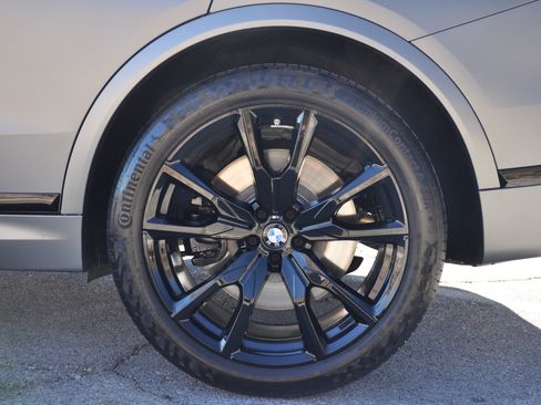 Used 2025 BMW X7 M60i w/ M Sport Professional Package image 17