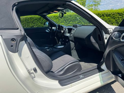 Used 2015 Nissan 370Z Touring image 25