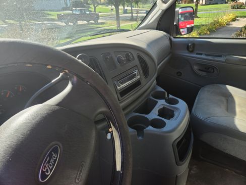 Used 2005 Ford E-250 and Econoline 250 image 9