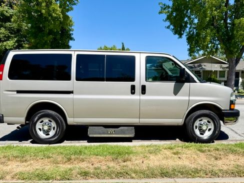Used 2008 Chevrolet Express 3500 Passenger w/ LT Preferred Equipment Group RWD image 6