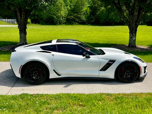 Used 2018 Chevrolet Corvette Z06 RWD image 11