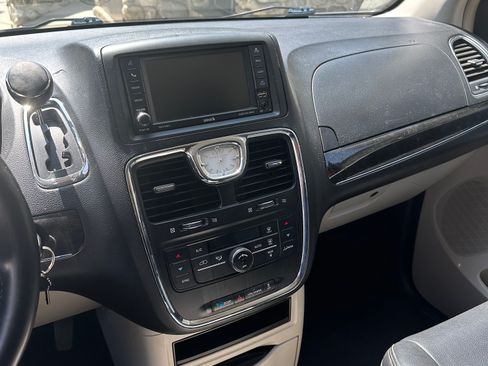 Used 2013 Chrysler Town & Country Touring FWD image 9