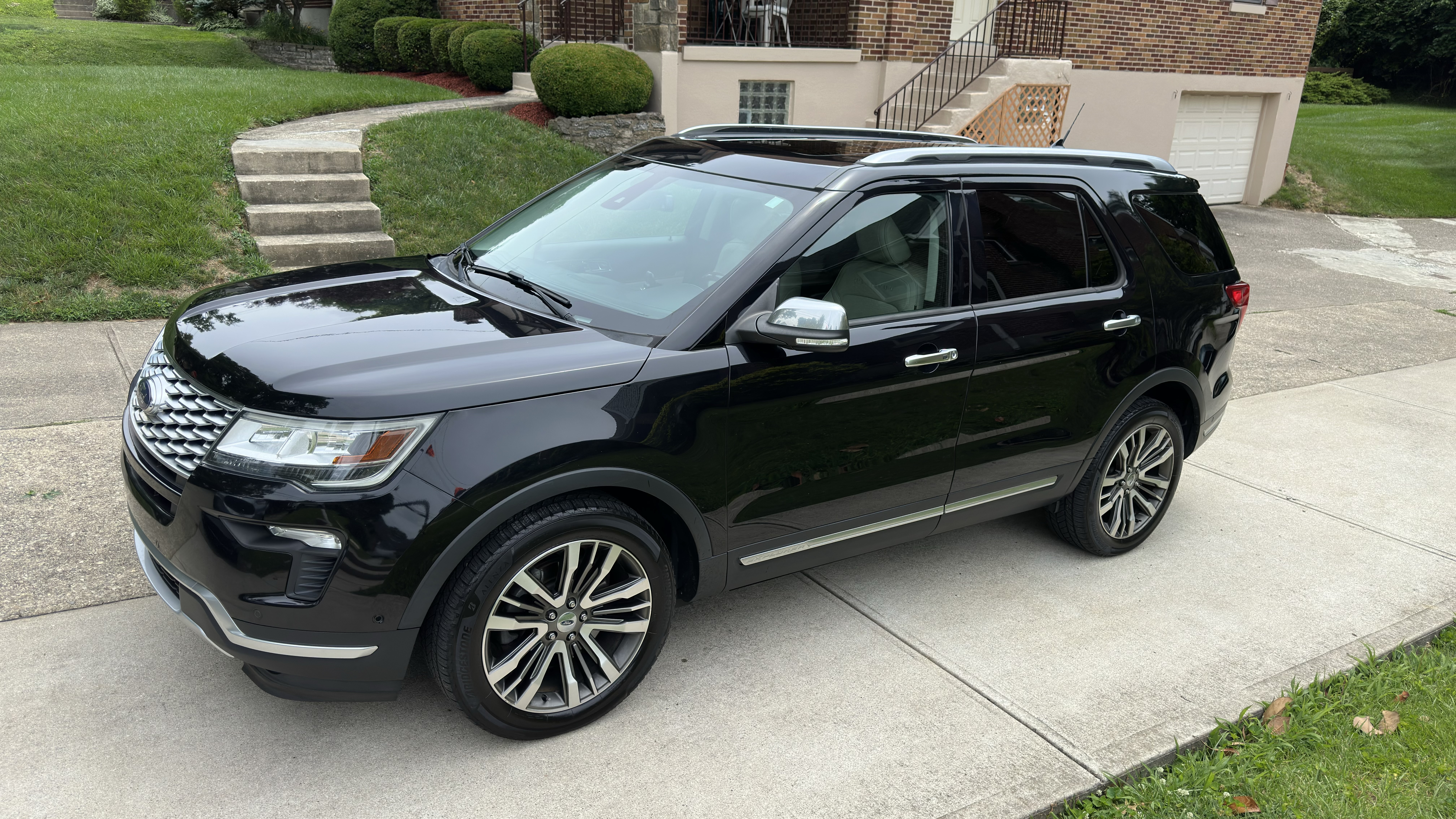 Used 2019 Ford Explorer Platinum AWD/4WD image 2