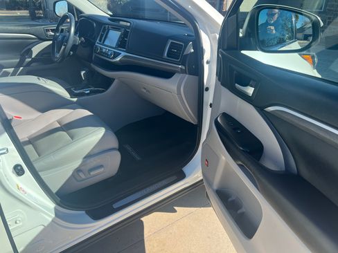 Used 2017 Toyota Highlander Limited image 9