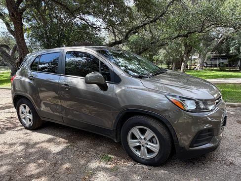 Used 2021 Chevrolet Trax LS FWD image 1
