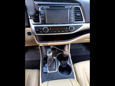 Used 2018 Toyota Highlander XLE AWD/4WD image 11