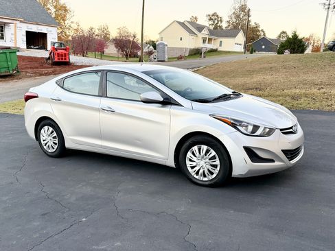 Used 2016 Hyundai Elantra SE image 5