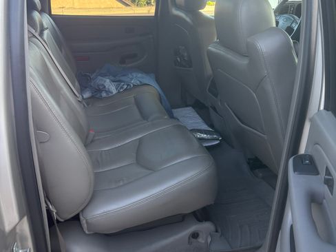 Used 2005 Chevrolet Avalanche Z71 w/ Preferred Equipment Group AWD/4WD image 9