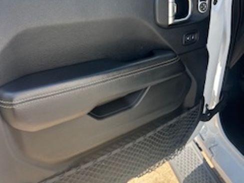 Used 2018 Jeep Wrangler Unlimited Sahara AWD/4WD image 18