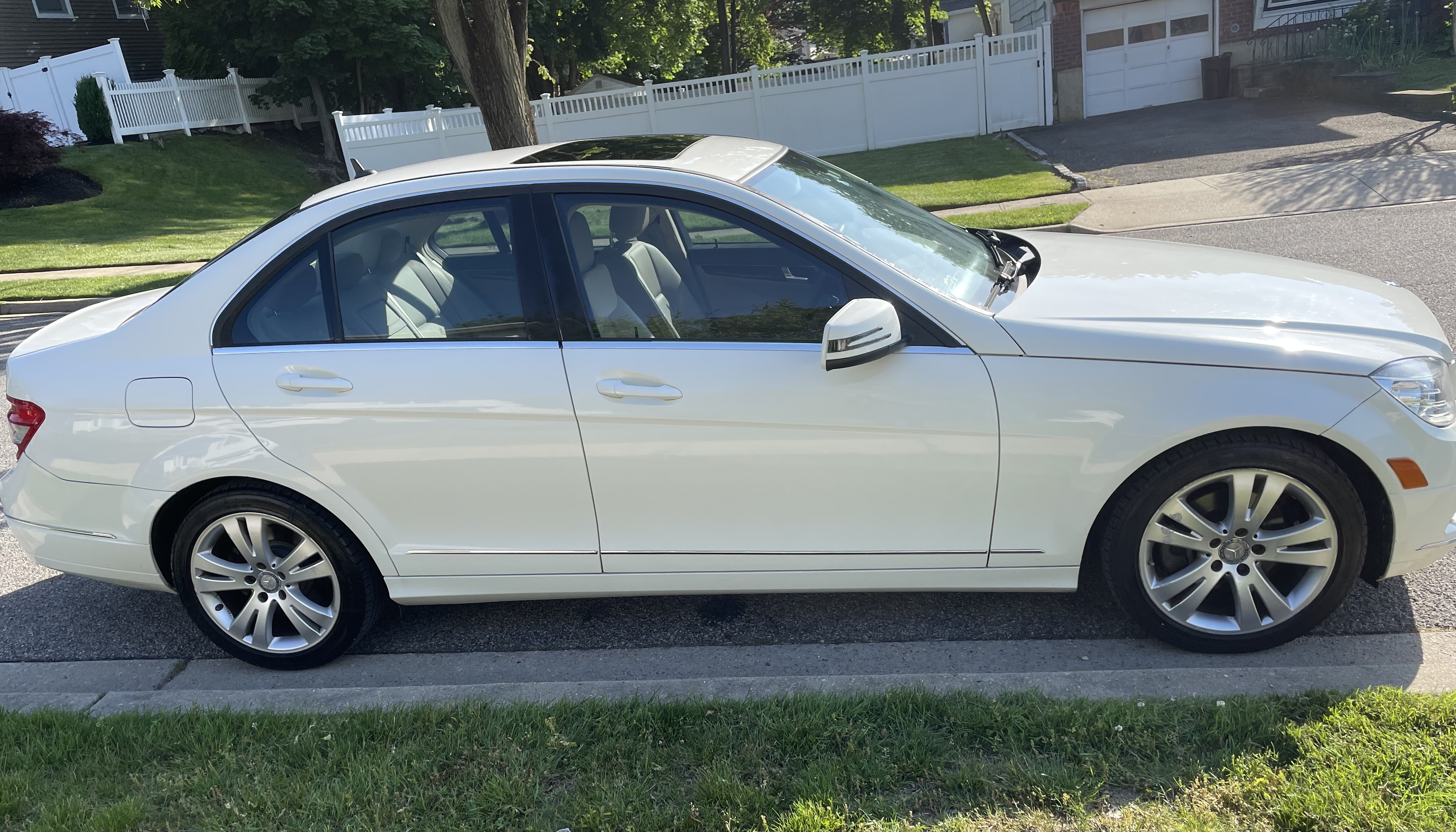 Used 2011 Mercedes-Benz C 300 4MATIC Sedan image 2
