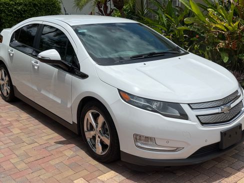 Used 2013 Chevrolet Volt Premium w/ Premium Trim Package FWD image 4