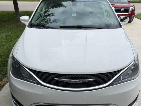 Used 2017 Chrysler Pacifica Touring-L FWD image 4