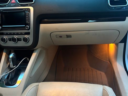 Used 2013 Volkswagen Eos Executive FWD image 8