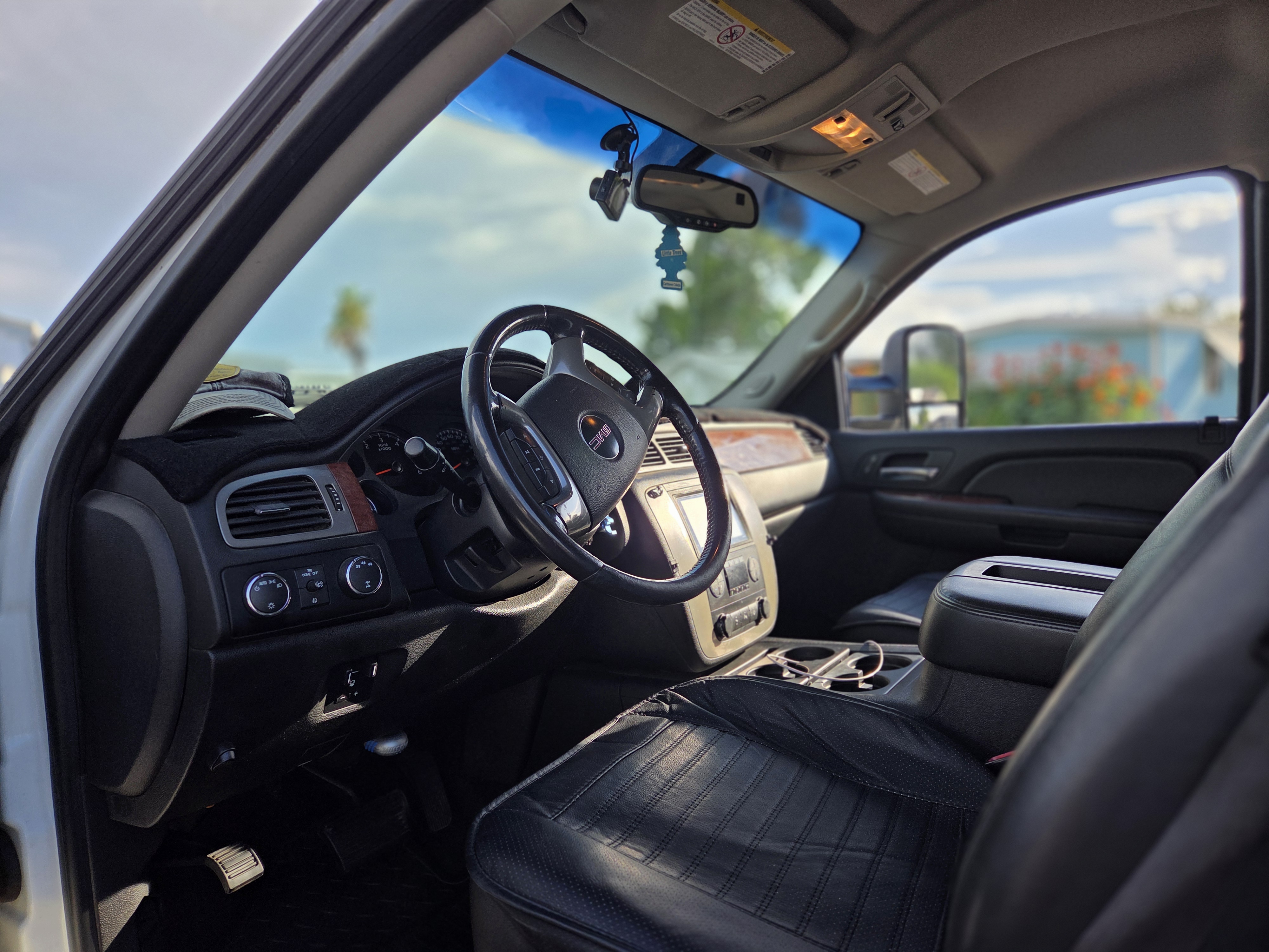 Used 2008 GMC Sierra 2500 SLT w/ Z71 Off-Road Package AWD/4WD image 14