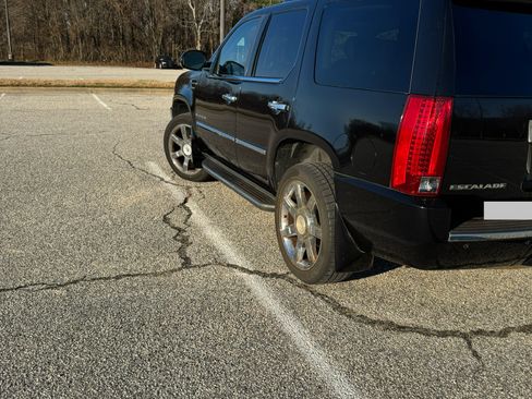 Used 2007 Cadillac Escalade AWD w/ Information Package image 5