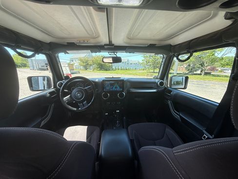 Used 2014 Jeep Wrangler Unlimited Sahara w/ Dual Top Group AWD/4WD image 8