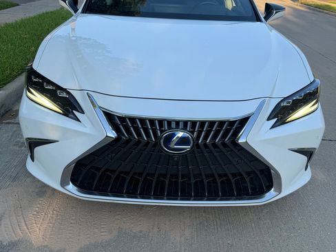 Used 2022 Lexus ES 300h Ultra Luxury w/ Accessory Package 2 FWD image 1