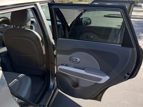 Used 2016 Kia Soul EV + FWD image 28