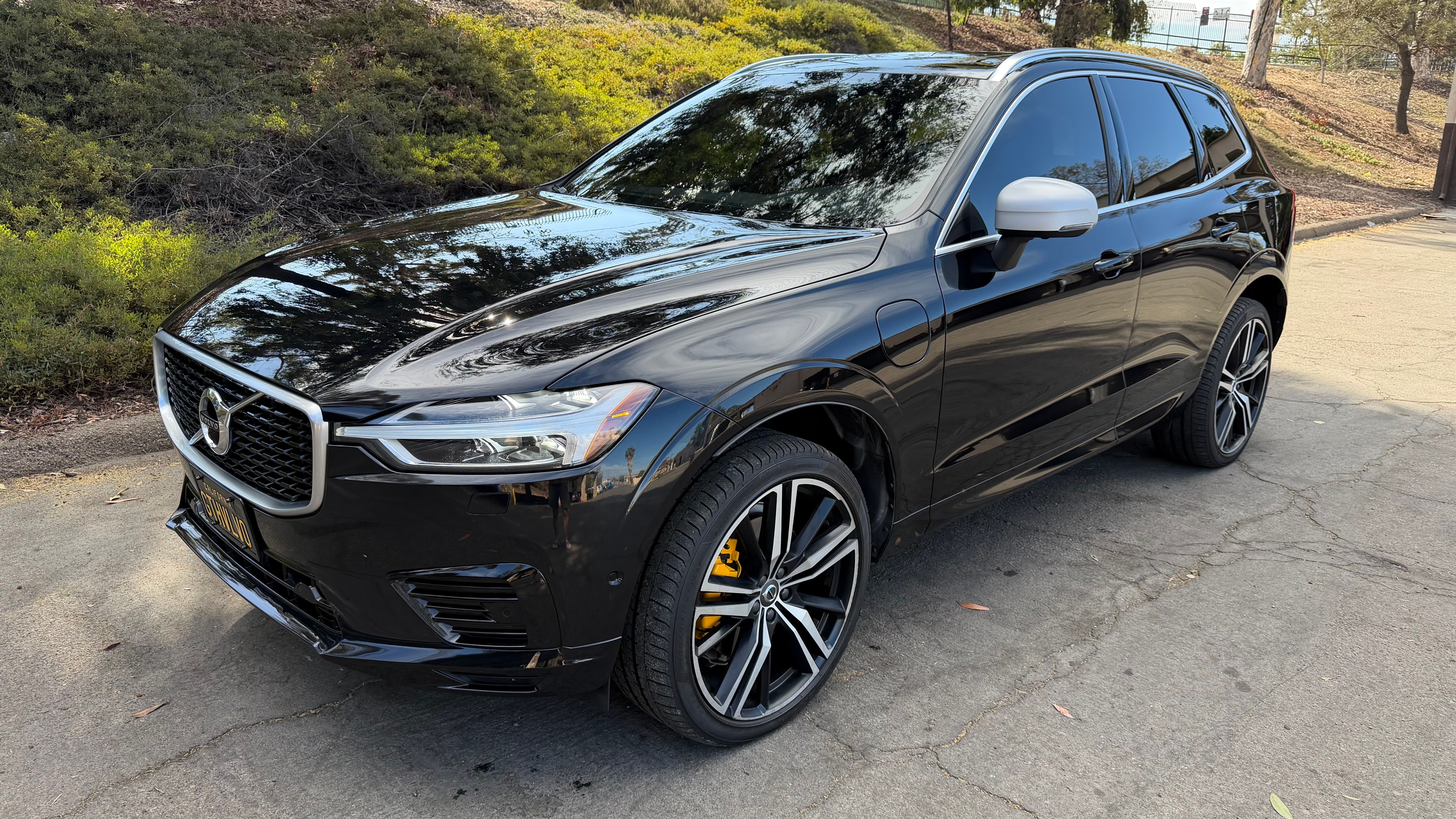 Used 2019 Volvo XC60 T8 R-Design w/ Advanced Package AWD/4WD image 2