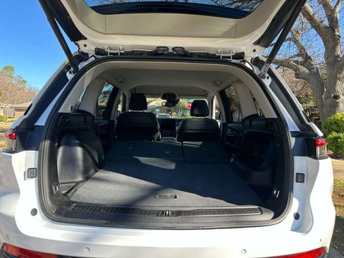 Used 2023 Jeep Grand Cherokee Limited w/ Black Appearance Package image 9