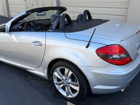 Used 2011 Mercedes-Benz SLK 300 image 9