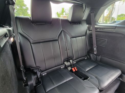 Used 2019 Land Rover Discovery SE image 28