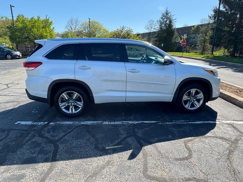 Used 2018 Toyota Highlander Limited w/ Protection Package #3 AWD/4WD image 2
