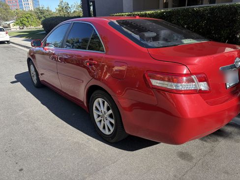 Used 2010 Toyota Camry XLE w/ Leather Pkg FWD image 2