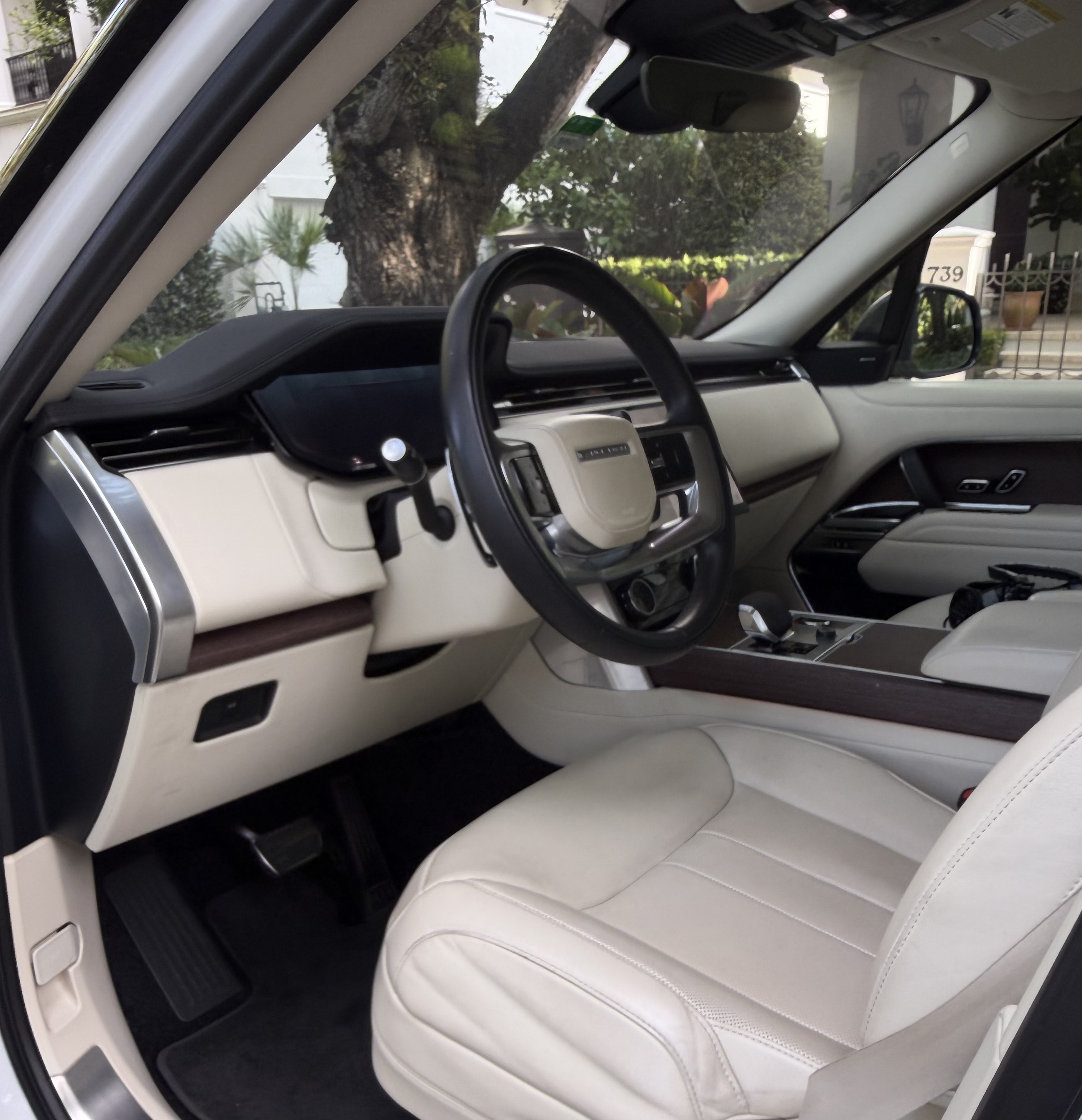 Used 2023 Land Rover Range Rover SE AWD/4WD image 1