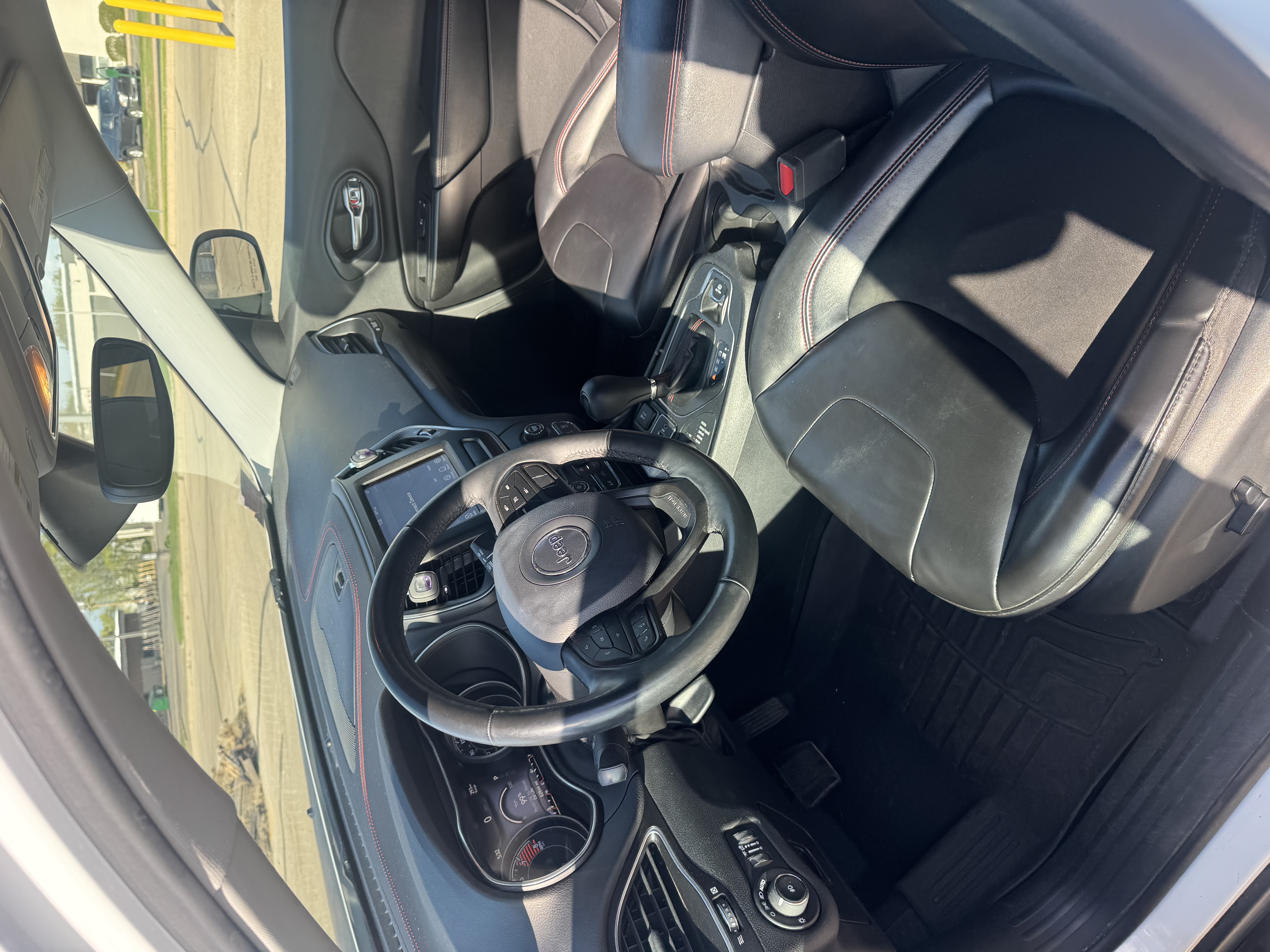 Used 2019 Jeep Cherokee Trailhawk w/ Cold Weather Group AWD/4WD image 13
