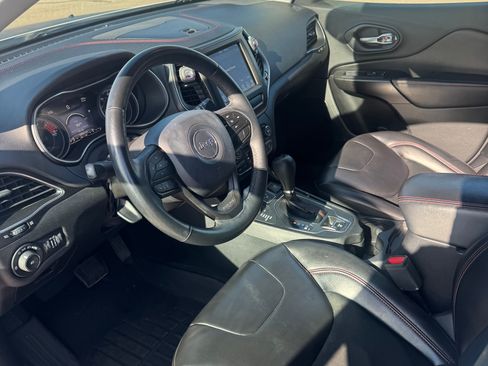 Used 2019 Jeep Cherokee Trailhawk w/ Cold Weather Group AWD/4WD image 13