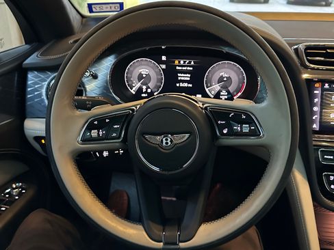 Used 2022 Bentley Bentayga image 13