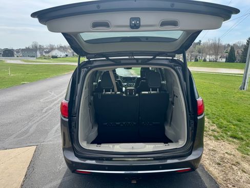 Used 2018 Chrysler Pacifica Limited w/ Tire & Wheel Group FWD image 24
